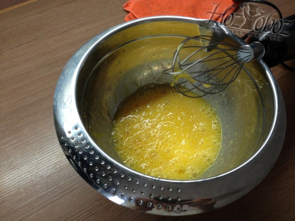 Перемешиваем яйца с сахаром до получения однороной массы
