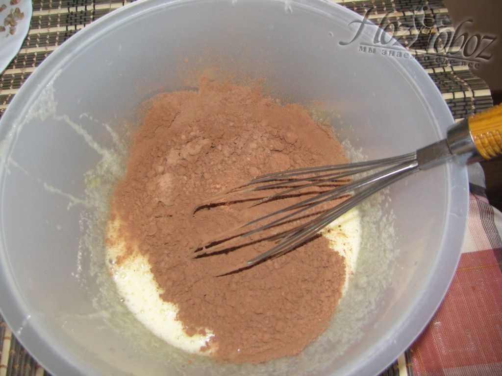 Добавляем какао порошок во взбитые яйца