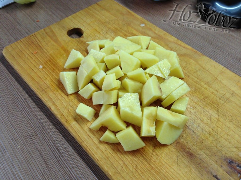 Нарежьте кубиками три картофелены для супа из чечевицы