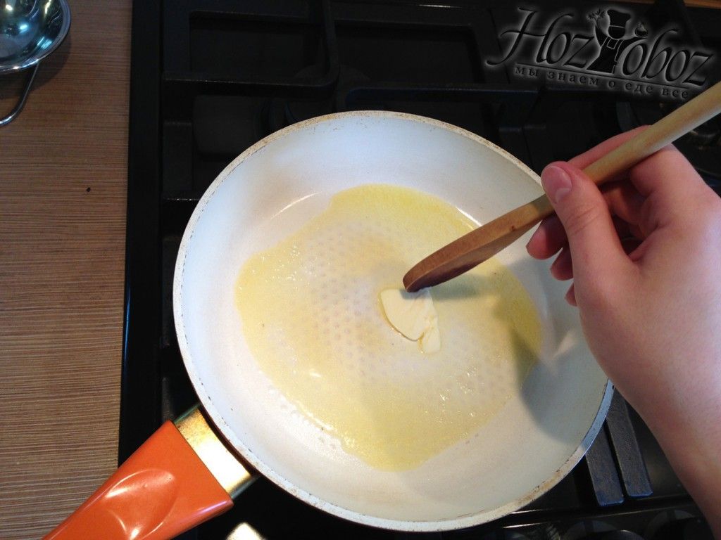 Растопим кусочек сливочного масла на сковороде