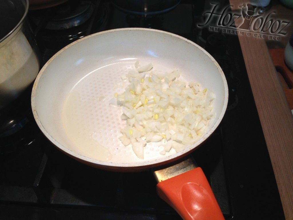 Обжарьте лук на сковороде с растительным маслом