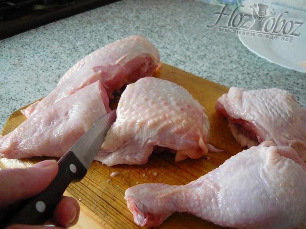 Курица нарезаем кусками средних размеров