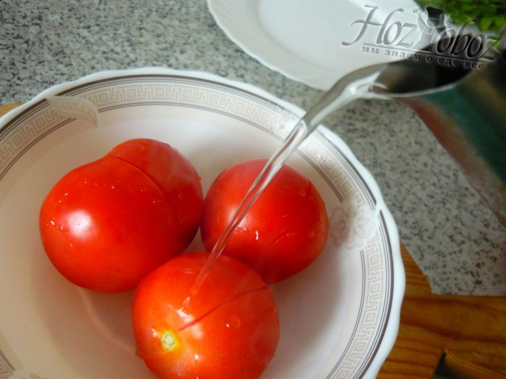 Обдаем помидоры кипятком