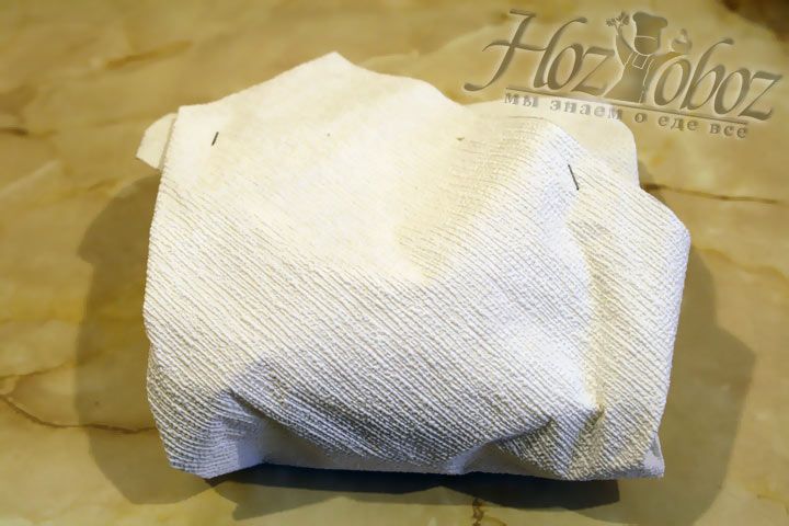 Заверните полученный конверт с пудингов в красивую упаковочную бумагу или ткань