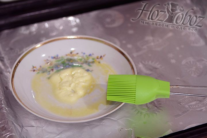Подготовленную фольгу намазываем сливочным маслом
