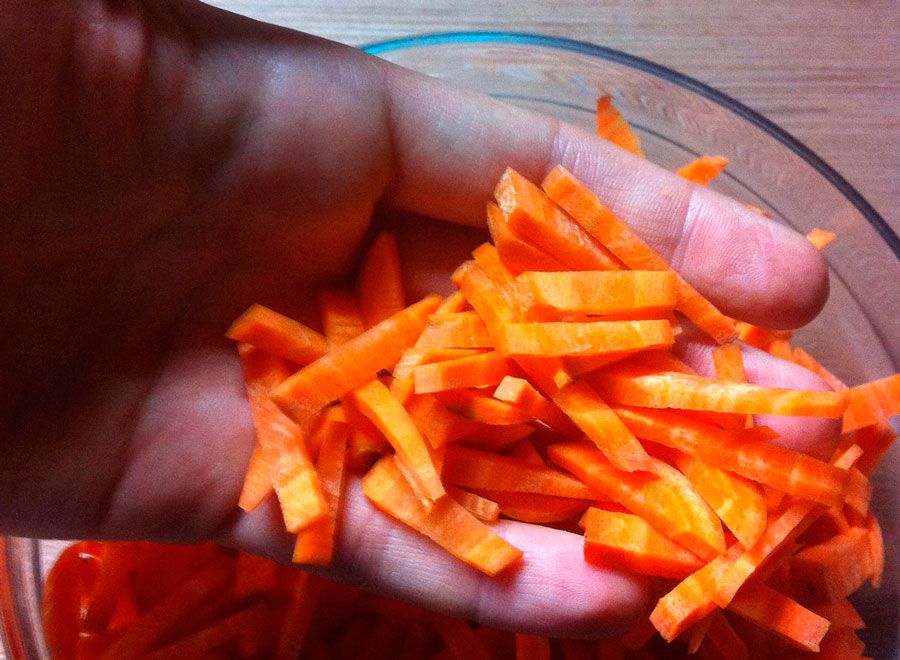 Нарезать морковку соломкой для прлова