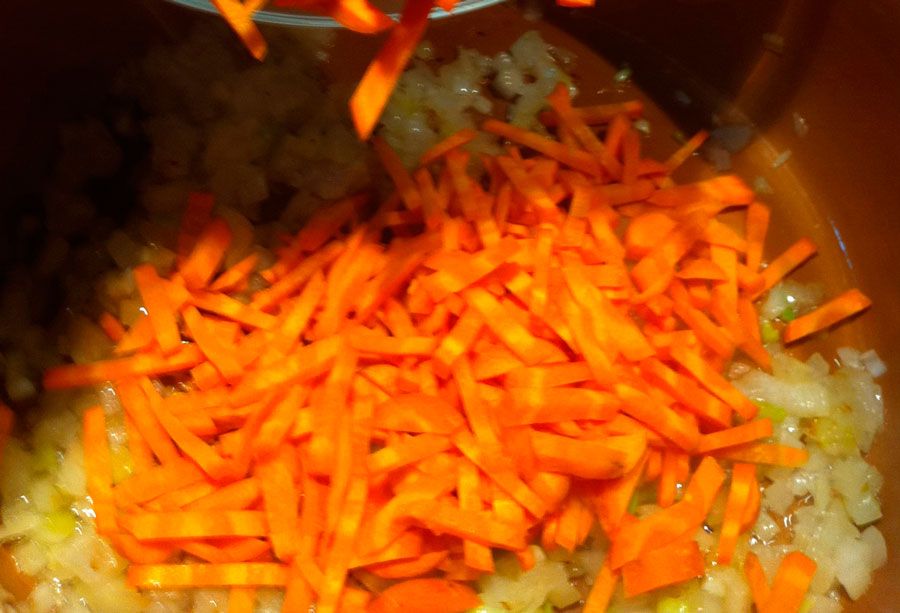 Высыпаем морковь в лук и добавляем масло