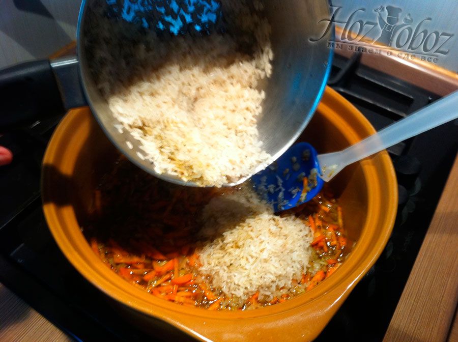 Высыпаем рис в тушеные овощи