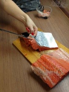 Снимаем шкуру с лососевой рыбы