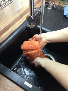 Промывка лосося под водой