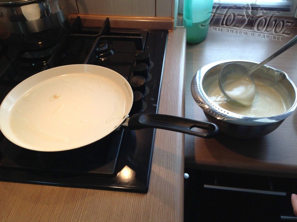 Высиваем тесто для блинов на сковородку тонким слоем