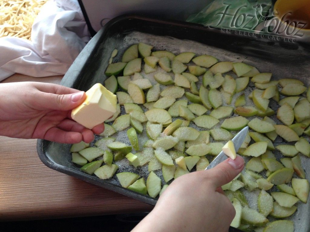 Раскадываем на яблоки для пирога сливочное масло