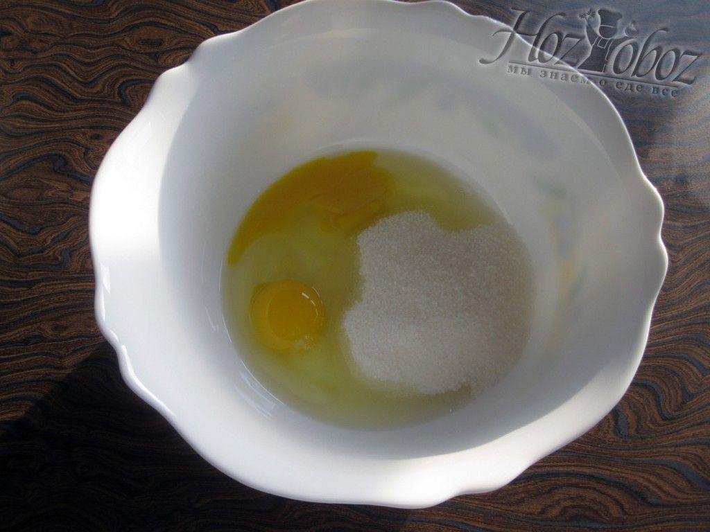 Разбиваем в отдельную посуду яйца и смешиваем их с сахаром