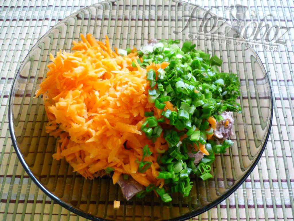 Нарежьте пучок зеленого лука и отправьте в наш салат с тунцом