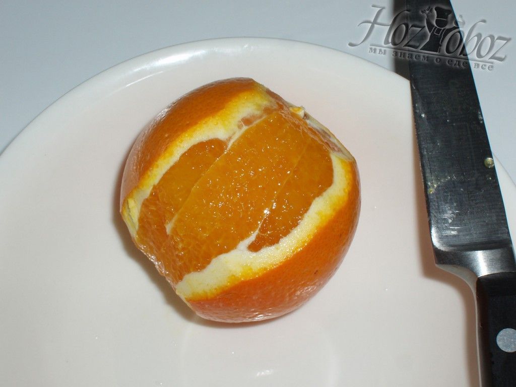 Очистите один апельсин от кожуры, просто срезая ее ножом