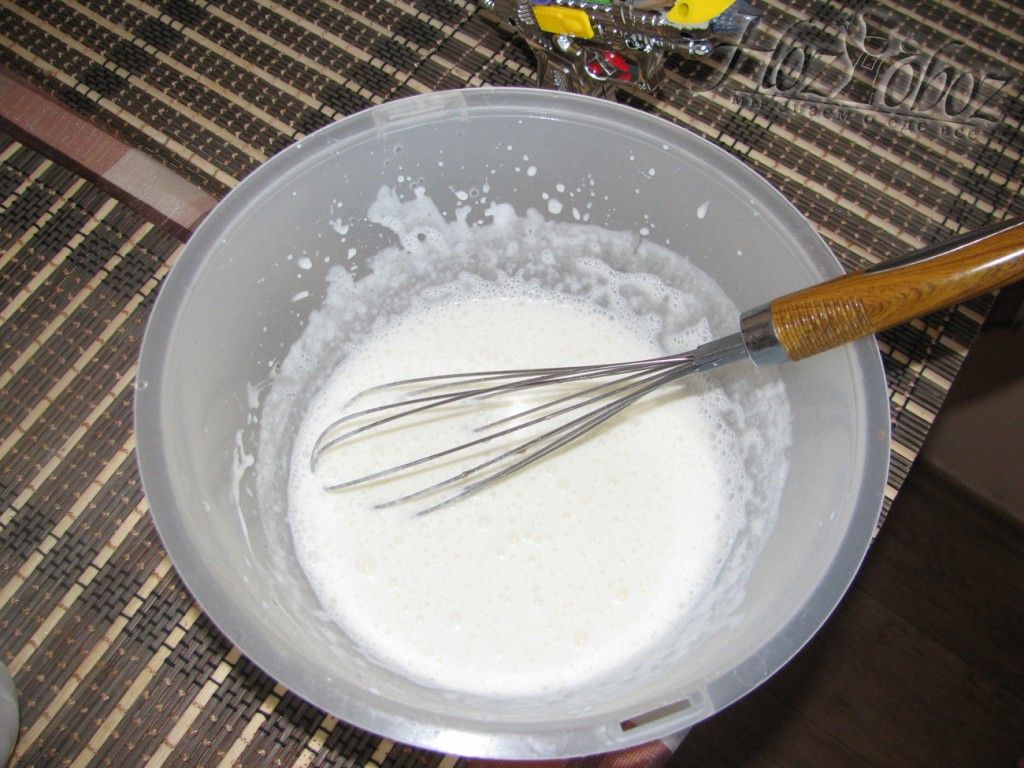 Размешайте сметану с сахаром для крема