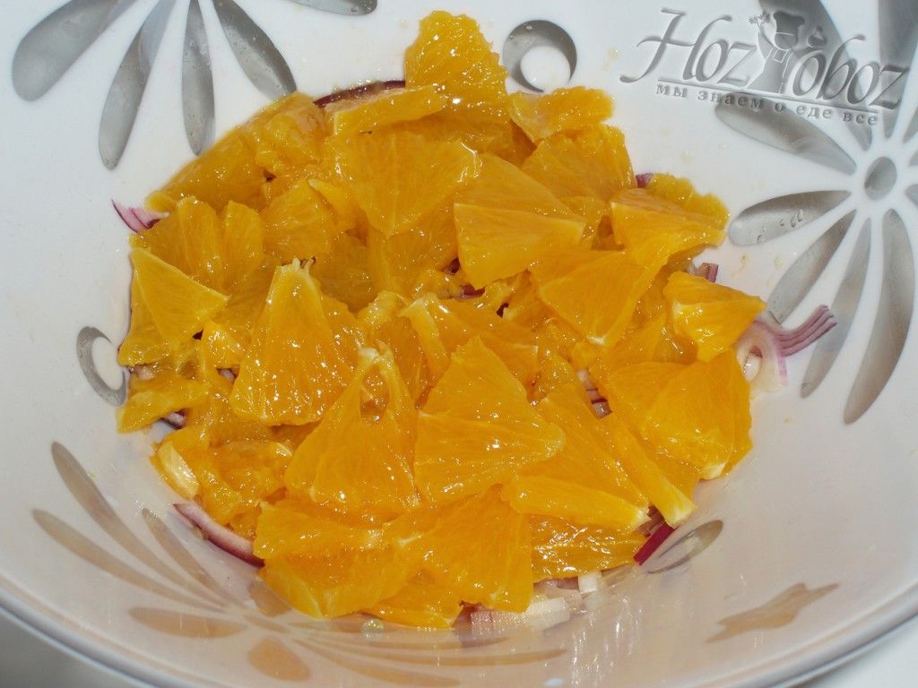 Выложите нарезанный апельсин в тарулку с луком, поверх него