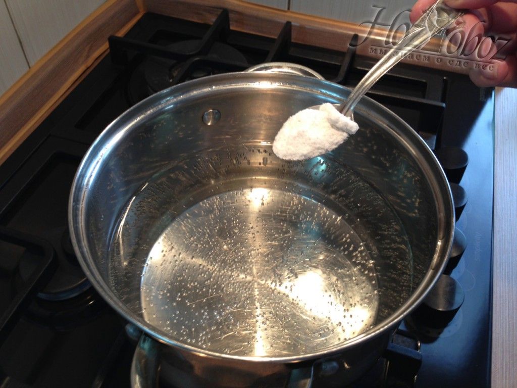 Кипятим кастрюлю воды для супа, предварительно посолив