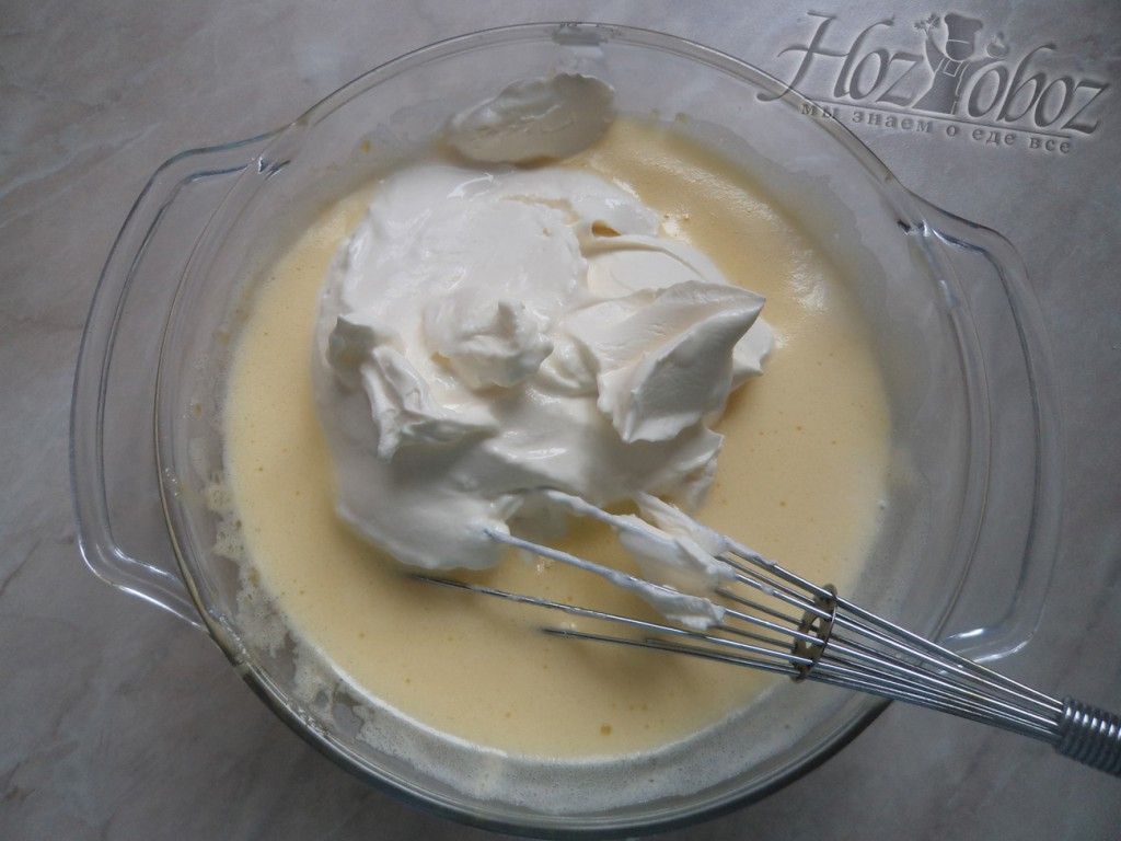 Добавьте в яичную смесь для тирамису сыр маскарпоне