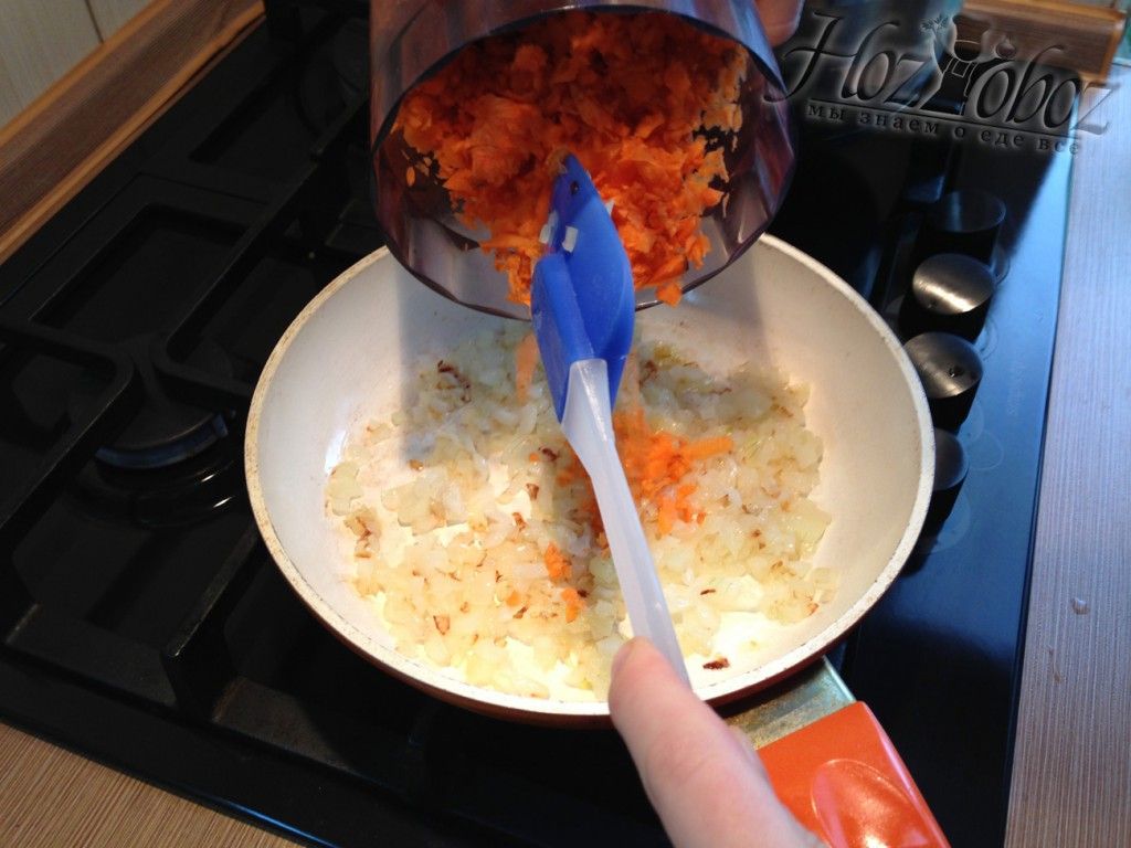 Высыпаем на сковородку с луком измельченную морковь и так же обжариваем