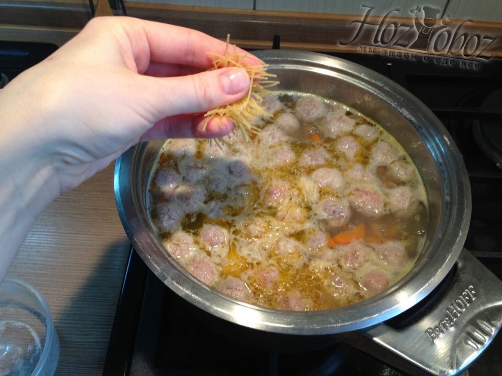 Незадолго до готовности супа с фрикадельками добавляем в него чуть-чуть макарон