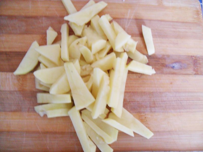 Нарежьте чищеную картошку брусочками