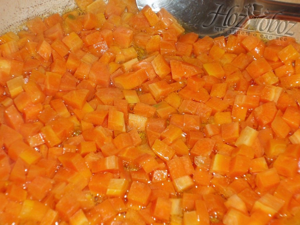 Обжариваем морковь на сковороде