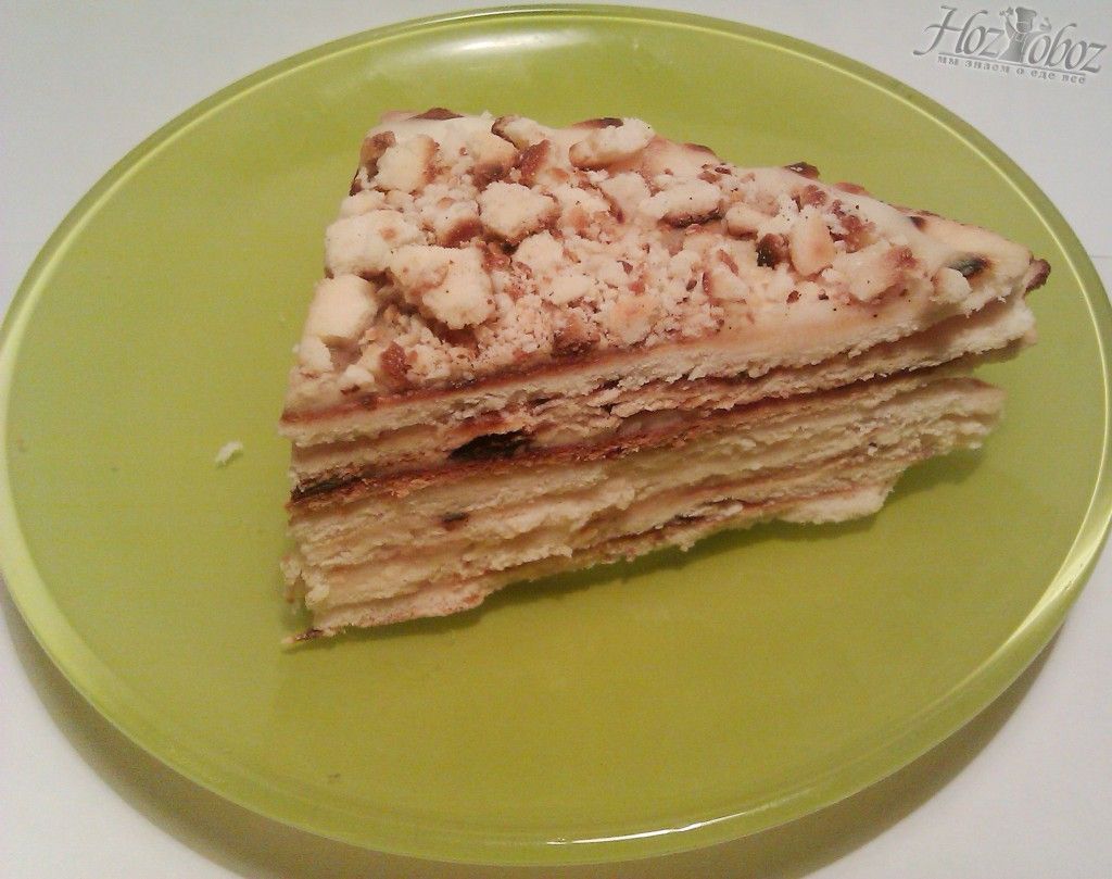 Торт со сметанным кремом на тарелке