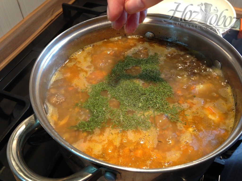 Добавьте в чечевичный суп специи и зелень