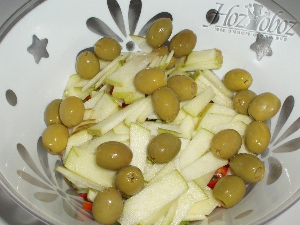 Добавьте в салат с мидиями оливки, предварительно слив с них жидкость