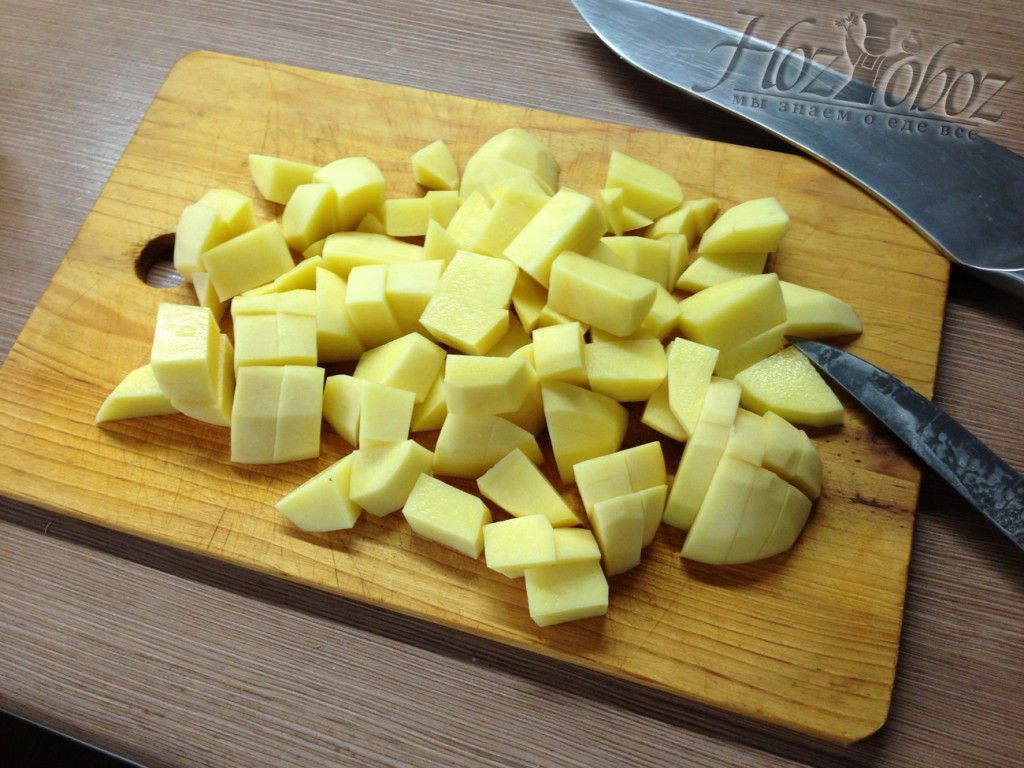 Нарежьте кубиками несколько чищеных картофелен