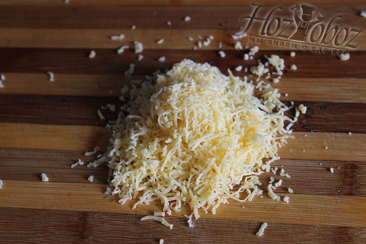 Натрите на терку твердый сыр и посыпьте им ваш салат в самом конце