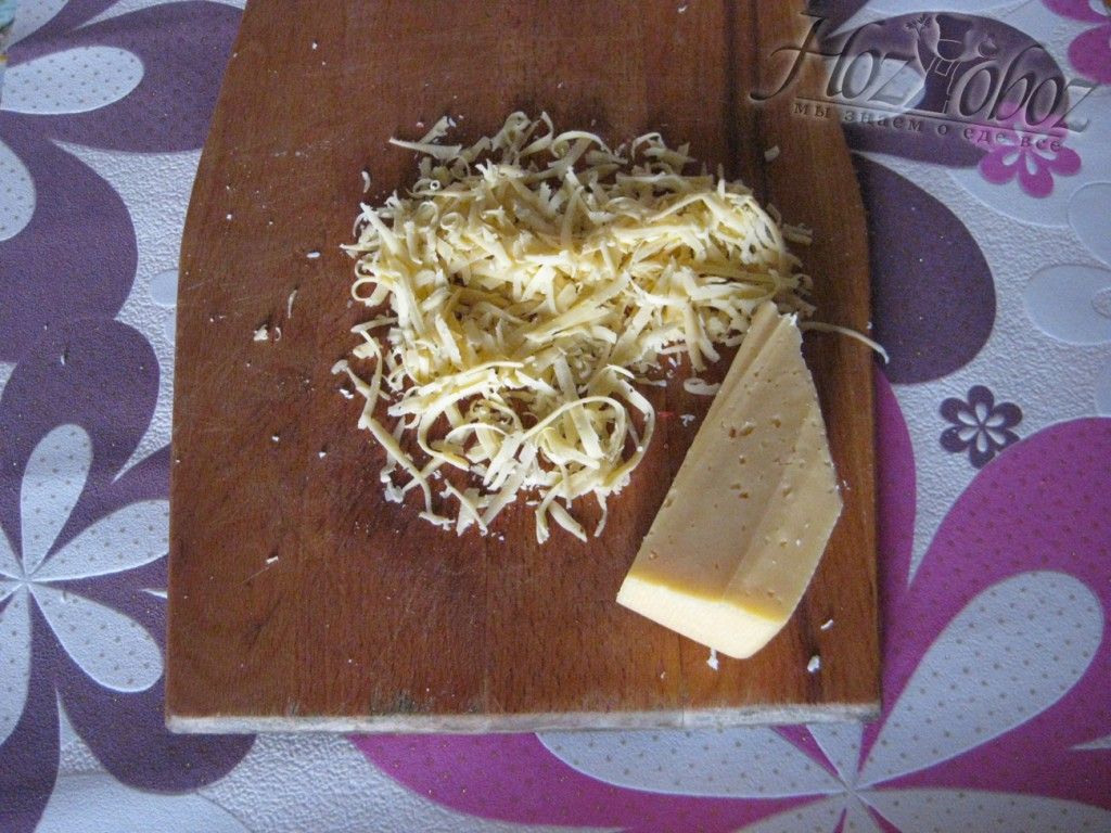 Твердый сыр так же натрите на терку