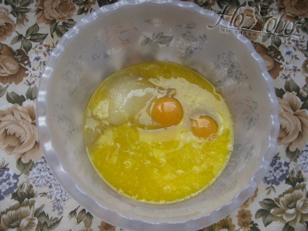 Добавляем растопленное масло в яйца с сахаром