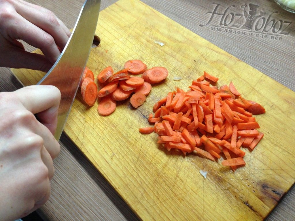 Так же нарежьте морковку для супа с фрикадельками