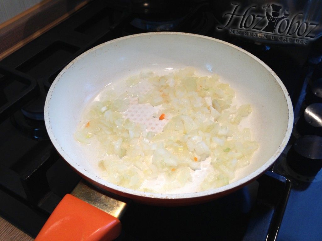 Бросаем нарезанный для супа лук на сковородку с маслом