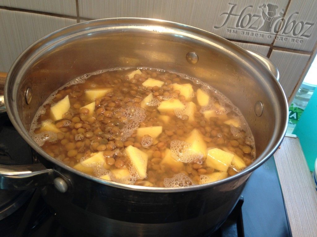 Высыпаем сырой картофель в чечевичный суп
