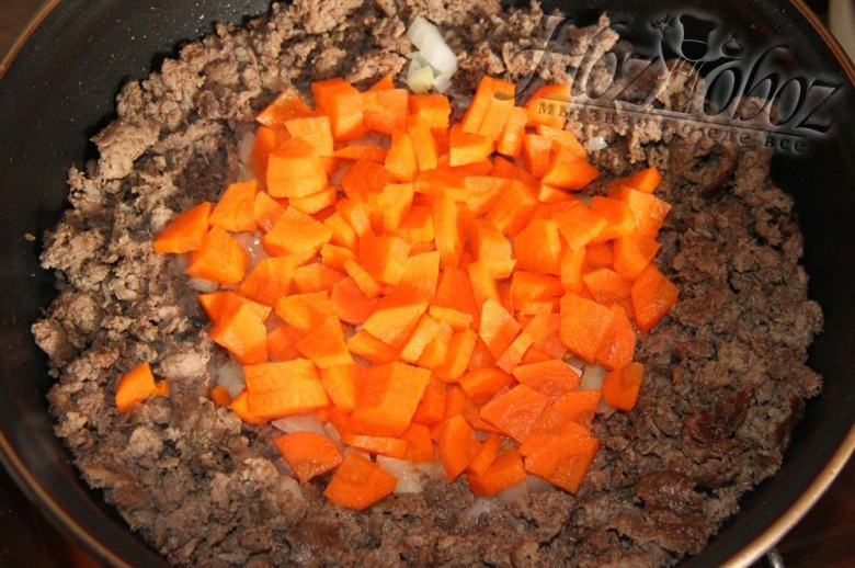 После чего добавьте на сковороду морковь