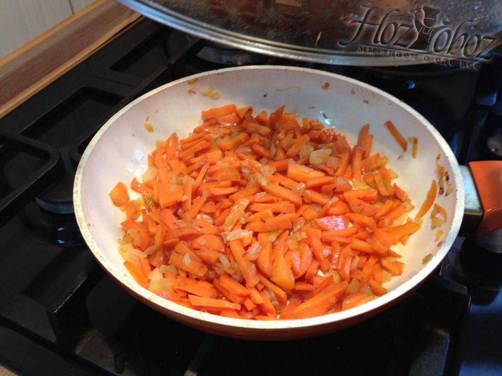 С морковкой поступаем тем же образом - бросаем на сковородку