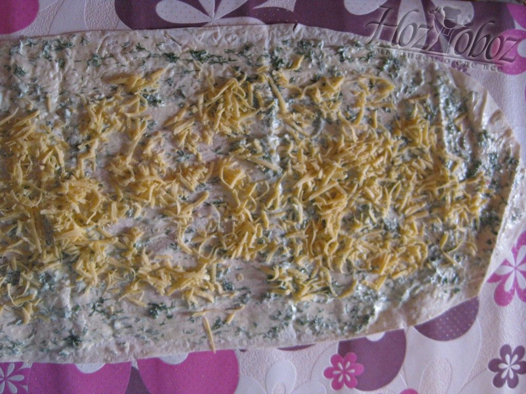 Смазанный соусом лаваш посыпьте тертым сыром