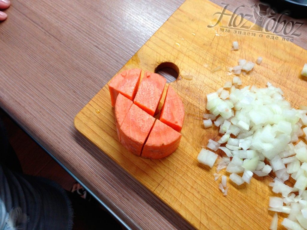 Так же нарежьте морковь