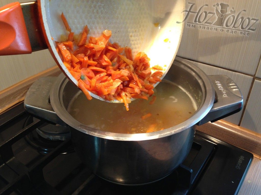 Далее высыпаем обжаренные овощи в кастрюлю с нашим супом с фрикадельками