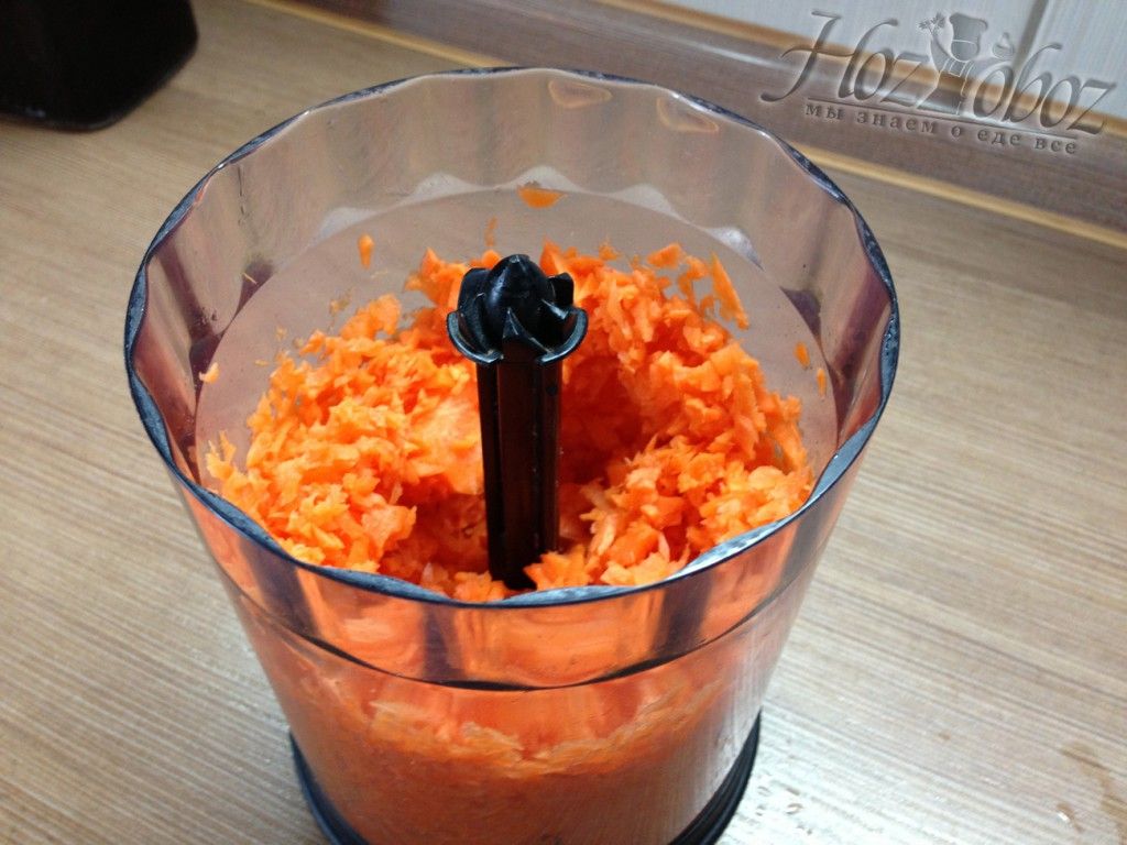 Измельчите морковь в блендере