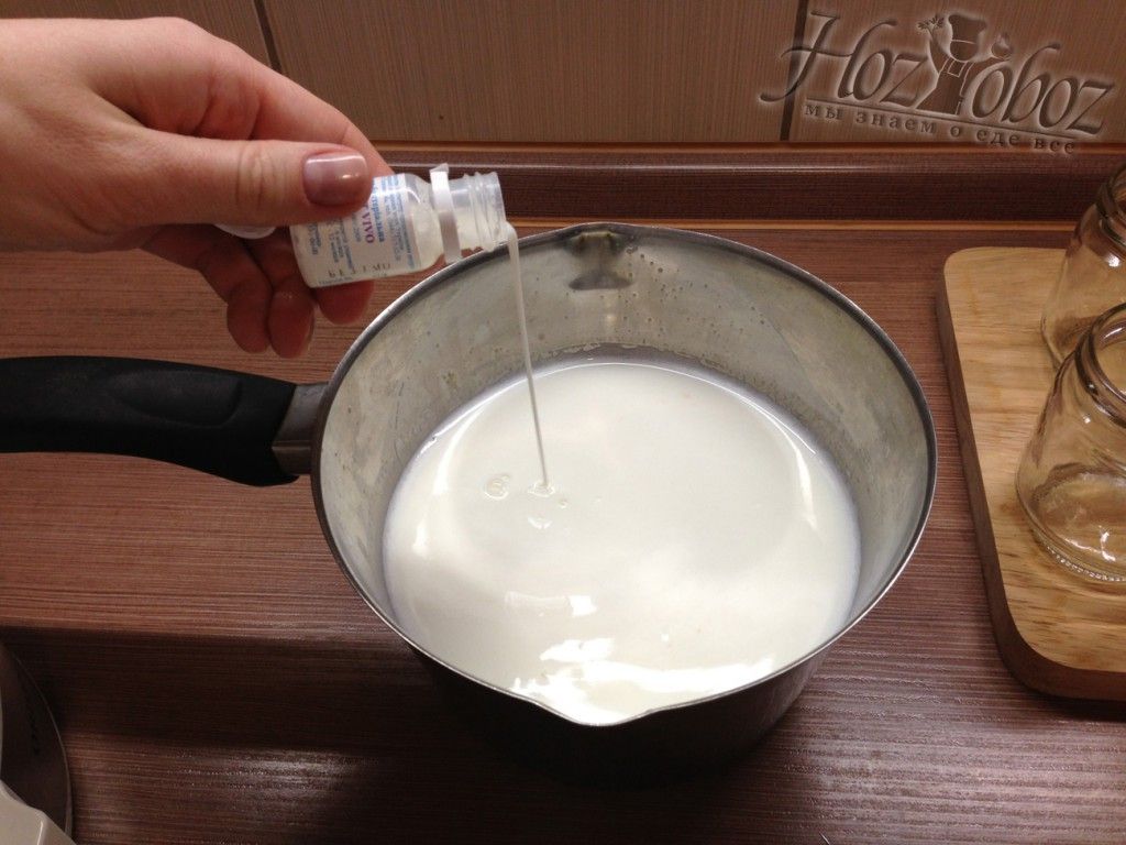 Вылейте закваску в нагретое молоко