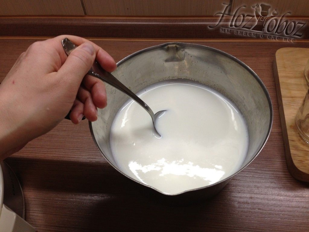 Хорошенько размешайте молоко с закваской