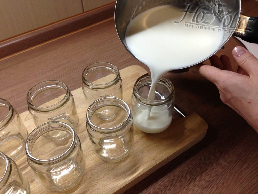 Разлейте смесь для йогурта по баночкам