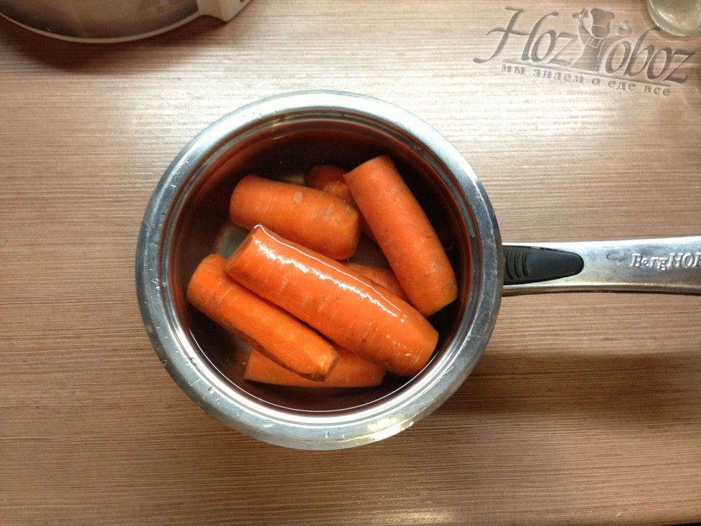 Отварите чищеную морковь до полной готовности