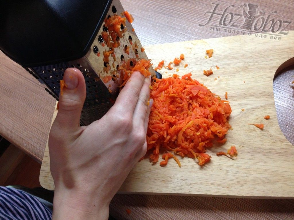 Натрите вареную морковь на крупную терку