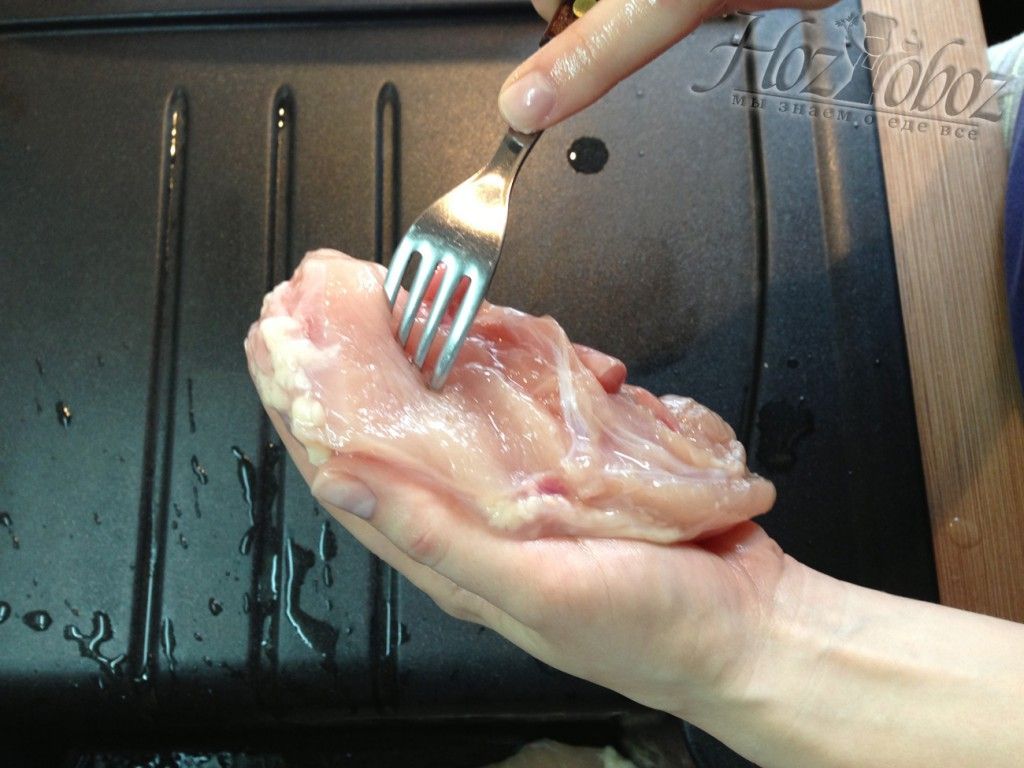Сделайте несколько проколов вилкой в каждом куске мяса