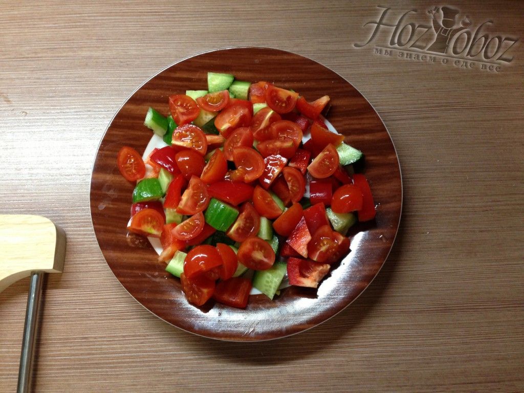 Покладите помидоры поверх овощной нарезки из перца и огурцов